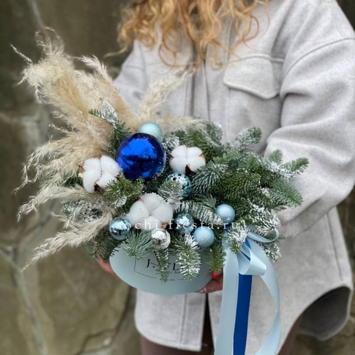 Новогодняя композиция в коробке блю в Абакане