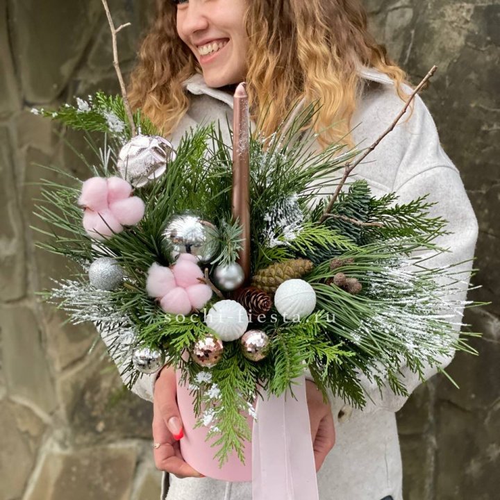 Новогодняя композиция в коробке пинк в Абакане