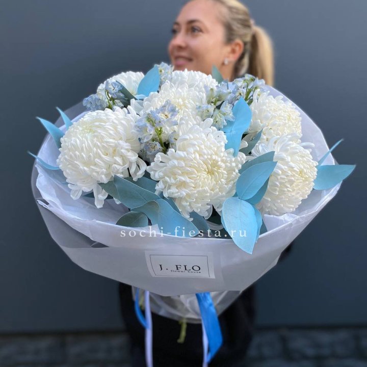 Букет хризантем Бигуди и дельфиниума  в Абакане