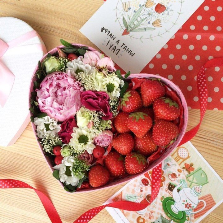 Бокс с клубникой и цветами в Абакане