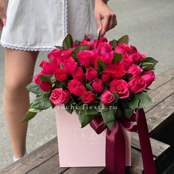 55 алых роз в кубе в Абакане