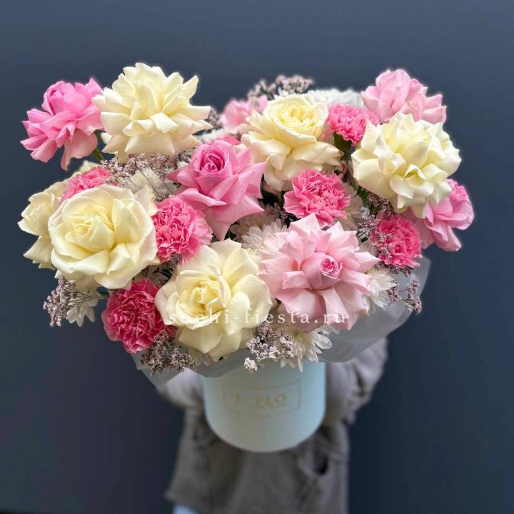 Коробка французских роз и диантусов "Бони" в Абакане