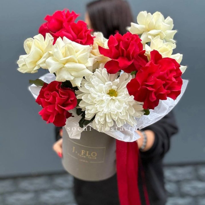 Французские розы с хризантемой в боксе в Абакане