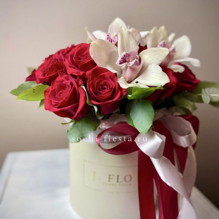 Розы и орхидеи в боксе в Абакане