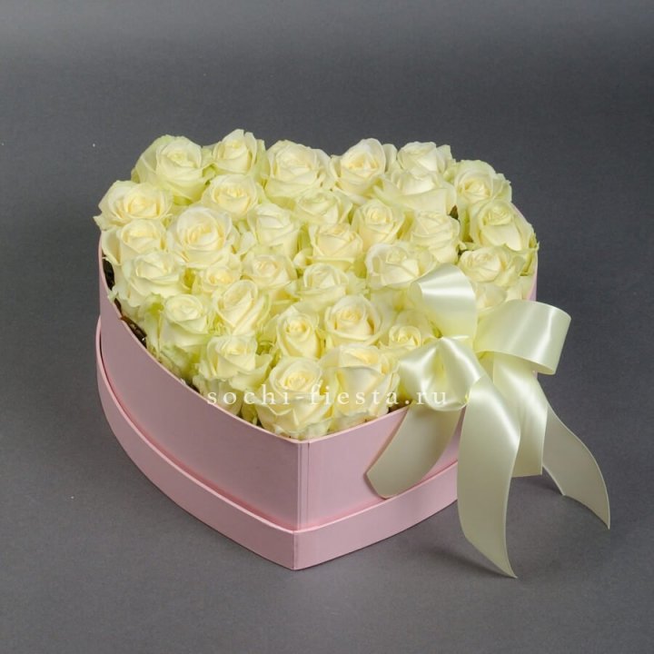 35 белых роз в коробке "Сердце" в Абакане