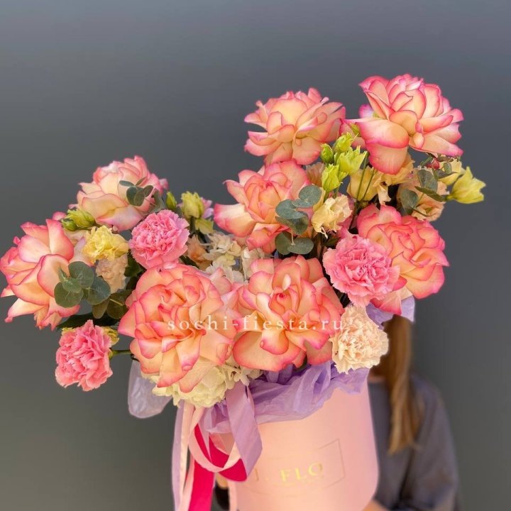 Бокс нежный с розами в Абакане