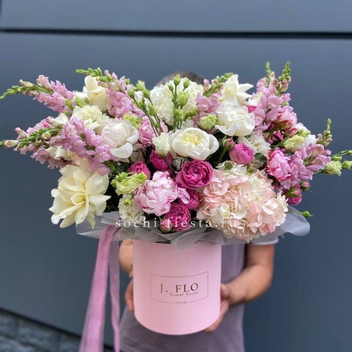 Дизайнерский цилиндр с пионами "Саманта" в Абакане