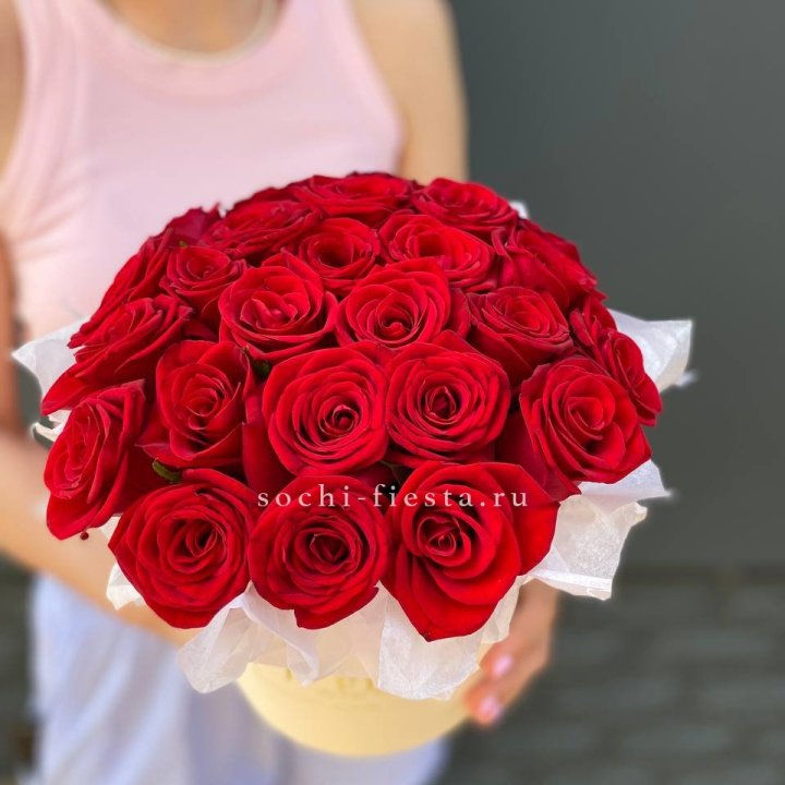 Красные розы в цилиндре в Абакане
