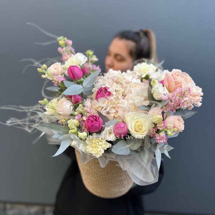 Цветочная композиция в джутовом боксе  в Абакане