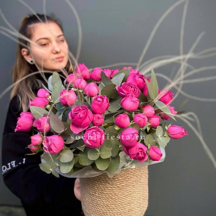 Пионовидные розы Мисти Бабблс в джутовом кашпо в Абакане