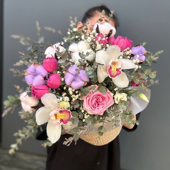 Орхидея и розы в джутовом кашпо в Абакане