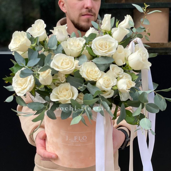 41 белая роз в бархатном боксе в Абакане