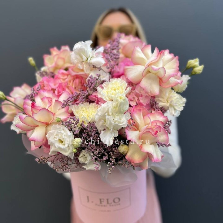 Цветочная композиция "Глория" в боксе в Абакане