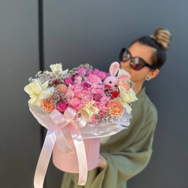 Дизайнерский цилиндр с игрушкой "Лола" в Абакане