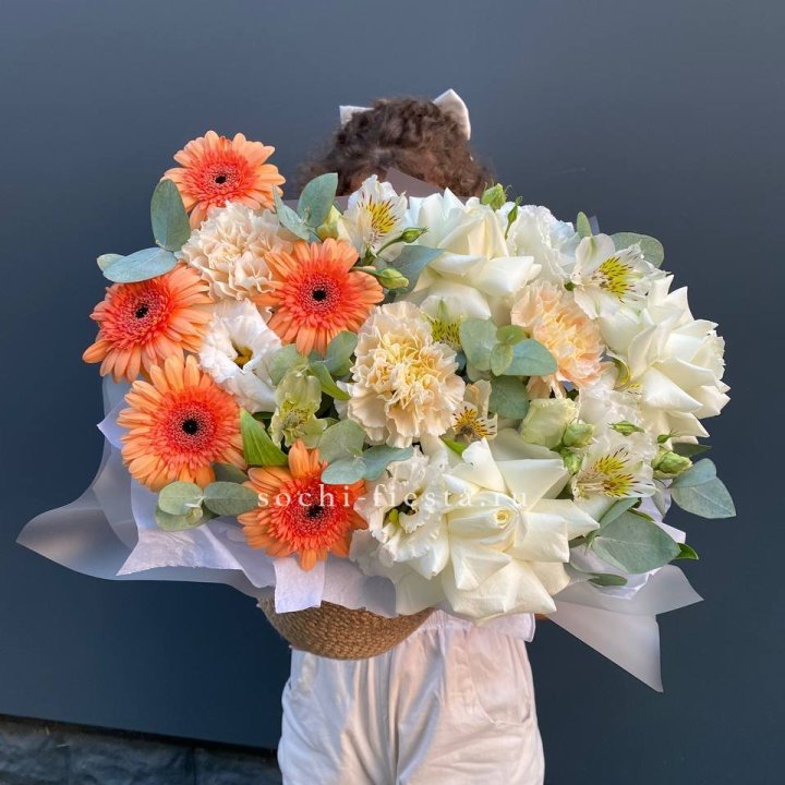 Розы и герберы в джутовом кашпо "Георгино" в Абакане