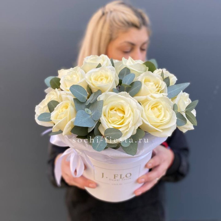 15 белых роз в боксе в Абакане