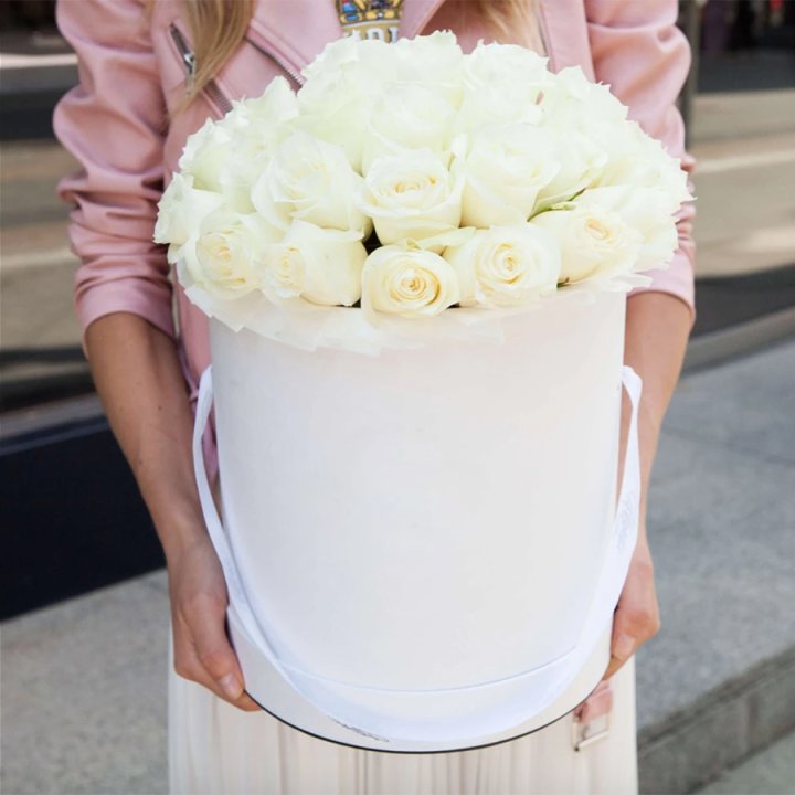 35 белых роз в цилиндре в Абакане