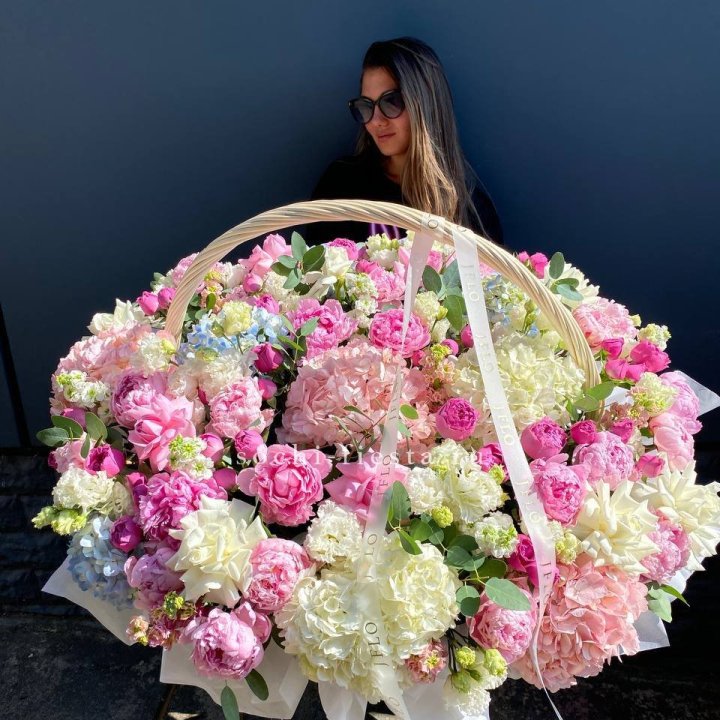 Цветочная корзина из пионов и пионовидных роз "Перфекте" в Абакане