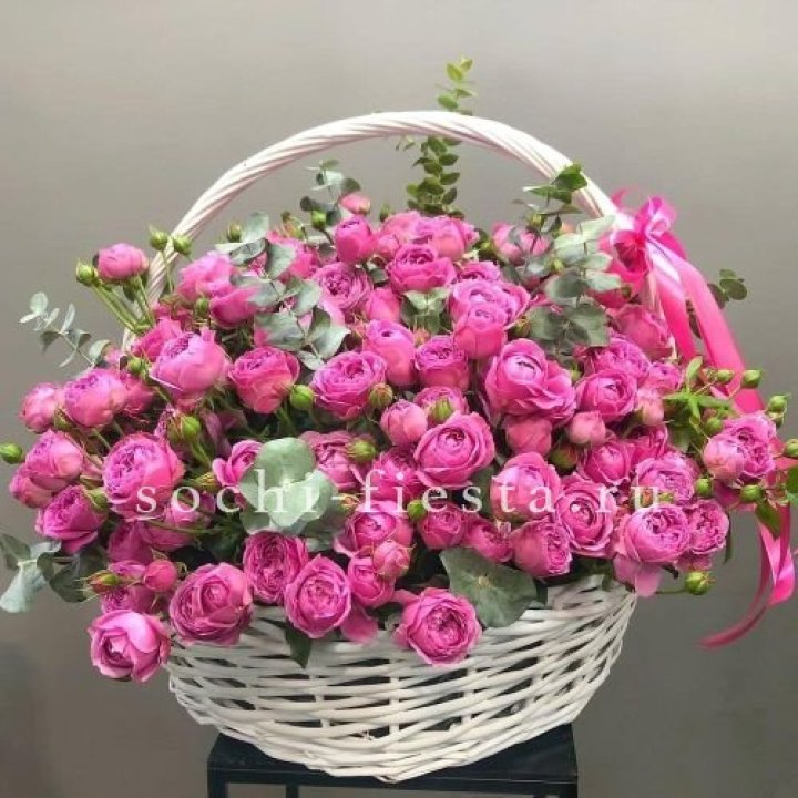 65 пионовидных кустовых роз в корзине в Абакане