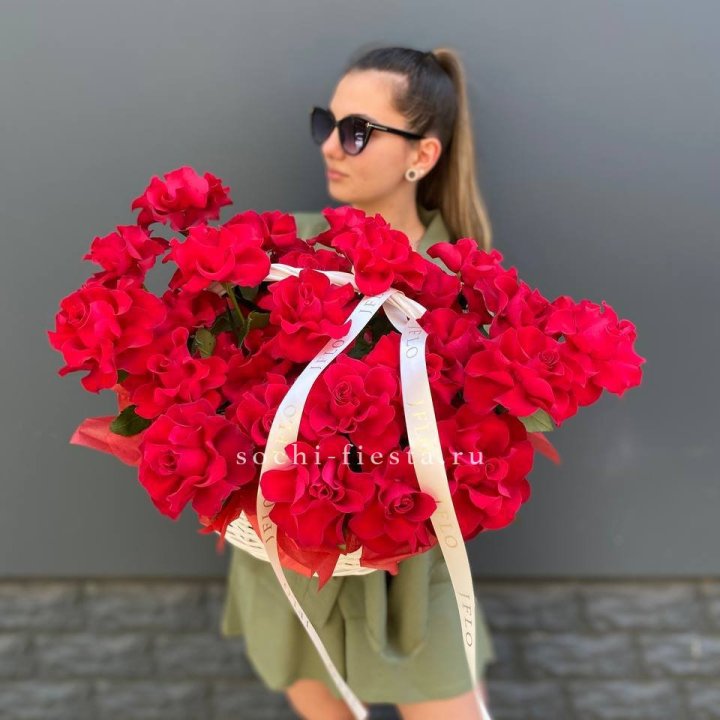 Красные французские розы в корзине в Абакане