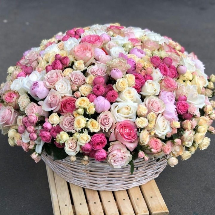 Цветочная корзина из пионов и пионовидных роз "Юниверсити" в Абакане