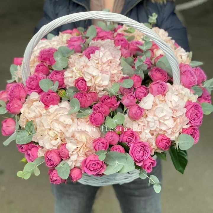 Корзина с гортензией и Мисти Баблс в Абакане