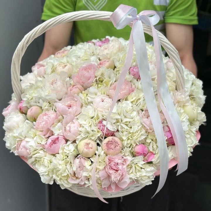 Премиум корзина гортензий и пионов в Абакане