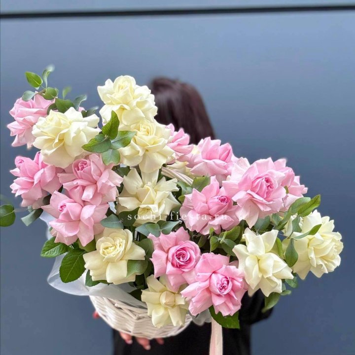 25 Французских роз в корзине в Абакане