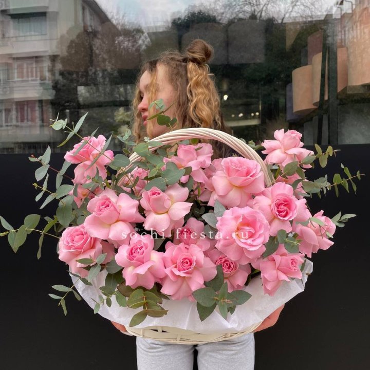25 роз в цветочной корзине  в Абакане
