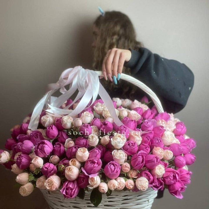 Премиум корзина пионовидных кустовых роз в Абакане