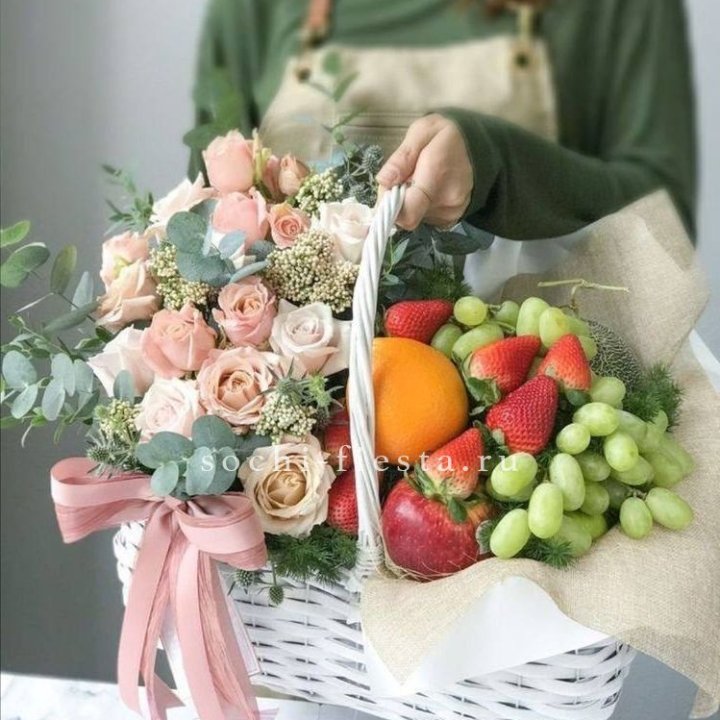 Фруктовая корзина c цветами в Абакане
