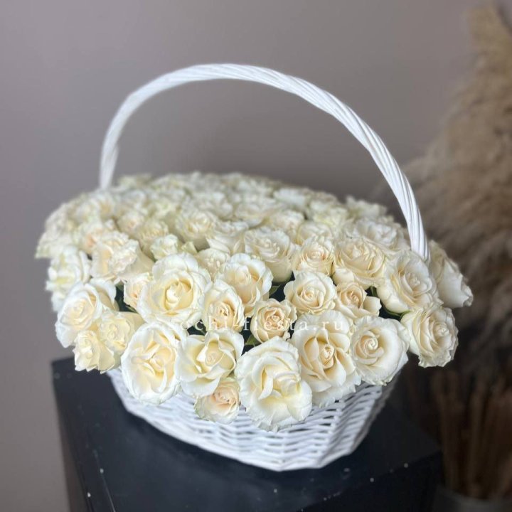 101 белая роза в корзине в Абакане