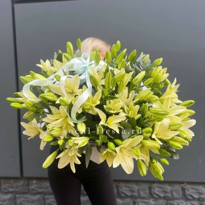 Лилии в корзине в Абакане