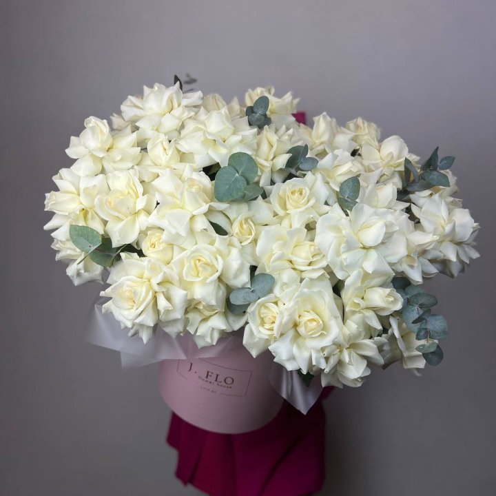 37 белых роз в боксе в Абакане