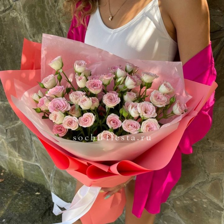 Розовые кустовые розы в Абакане
