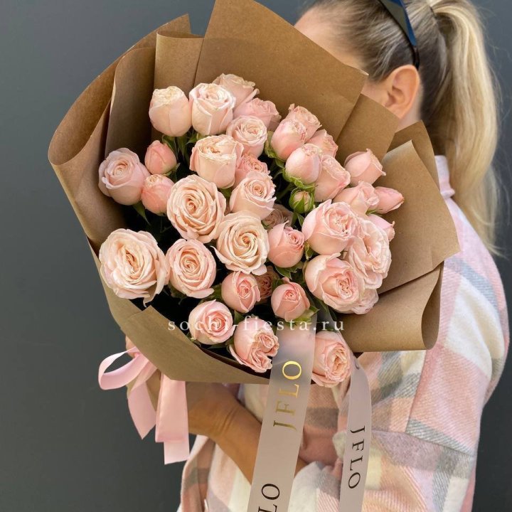 Кустовые розы Бомбастик в крафте в Абакане