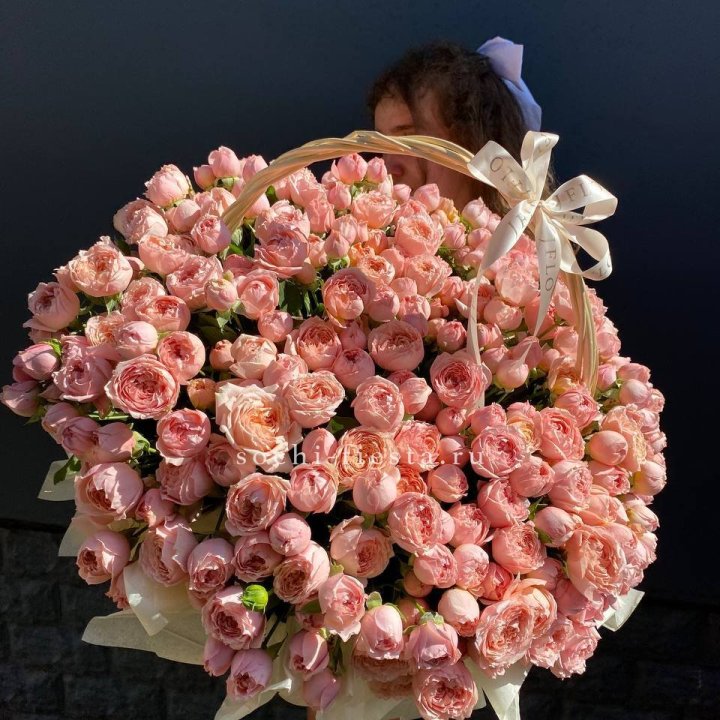 Корзина из пионовидных роз в Абакане