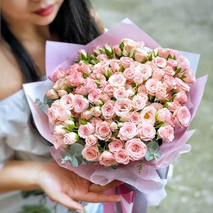 Кустовые розы с эвкалиптом в Абакане