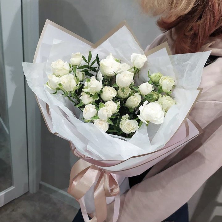 Белоснежные кустовые розы в Абакане