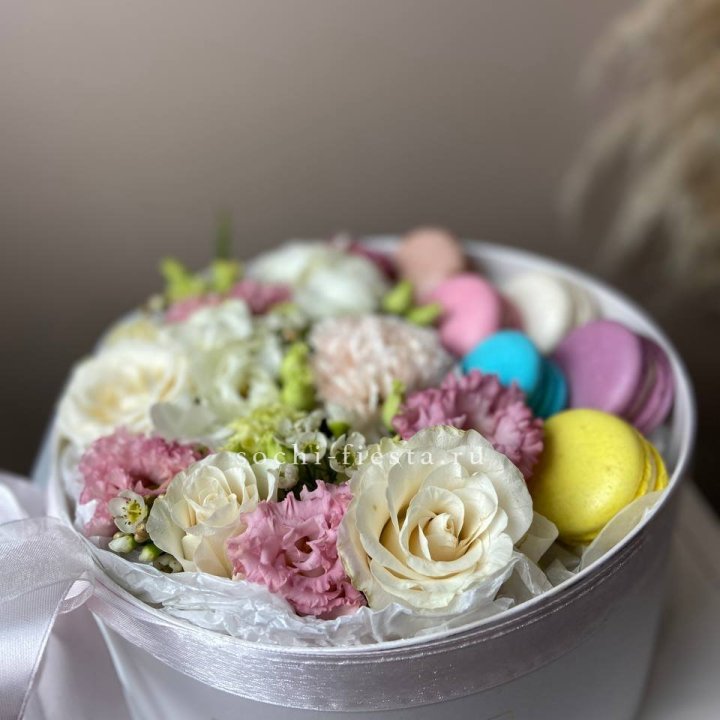 Цветы в цилиндре с макаронс "Прованс" в Абакане