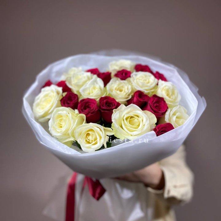 Букет их красных и белых 25 роз в Абакане