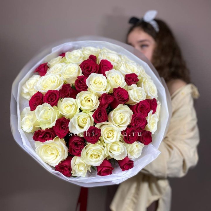 Микс из 55 роз в Абакане