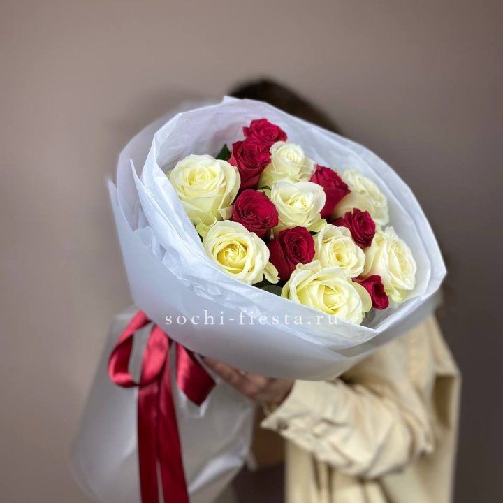 Букет из красных белых 15 роз в Абакане