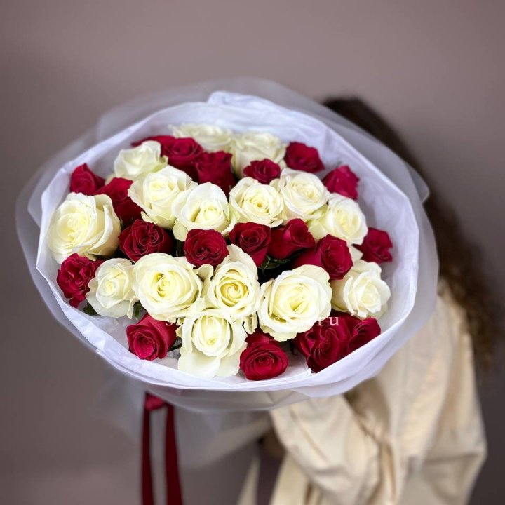 Букет из красных белых 35 роз в Абакане