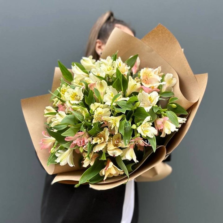 Букет альстромерий в крафте в Абакане