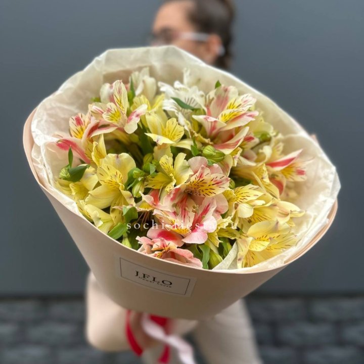 Альстромерии в нежном оформлении в Абакане