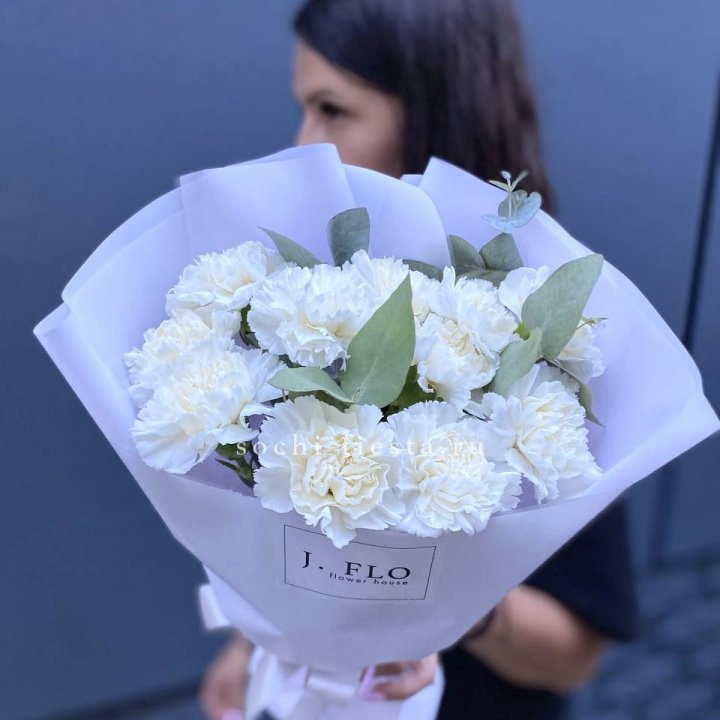 Букет белых диантусов с эвкалиптом в Абакане