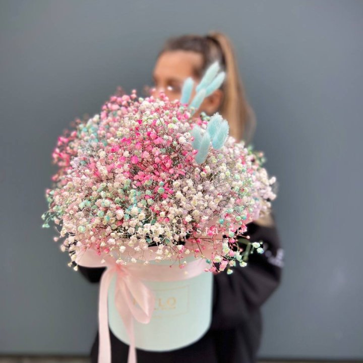 9 Радужных гипсофилы в шляпной коробке в Абакане