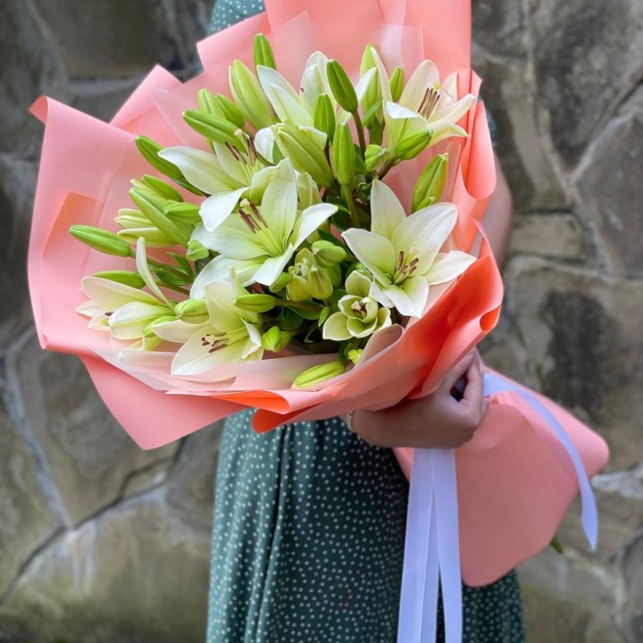 Букет из 7 белых лилий в Абакане