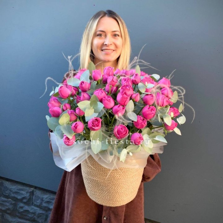 Пионовидные розы  в джутовом кашпо  в Абакане